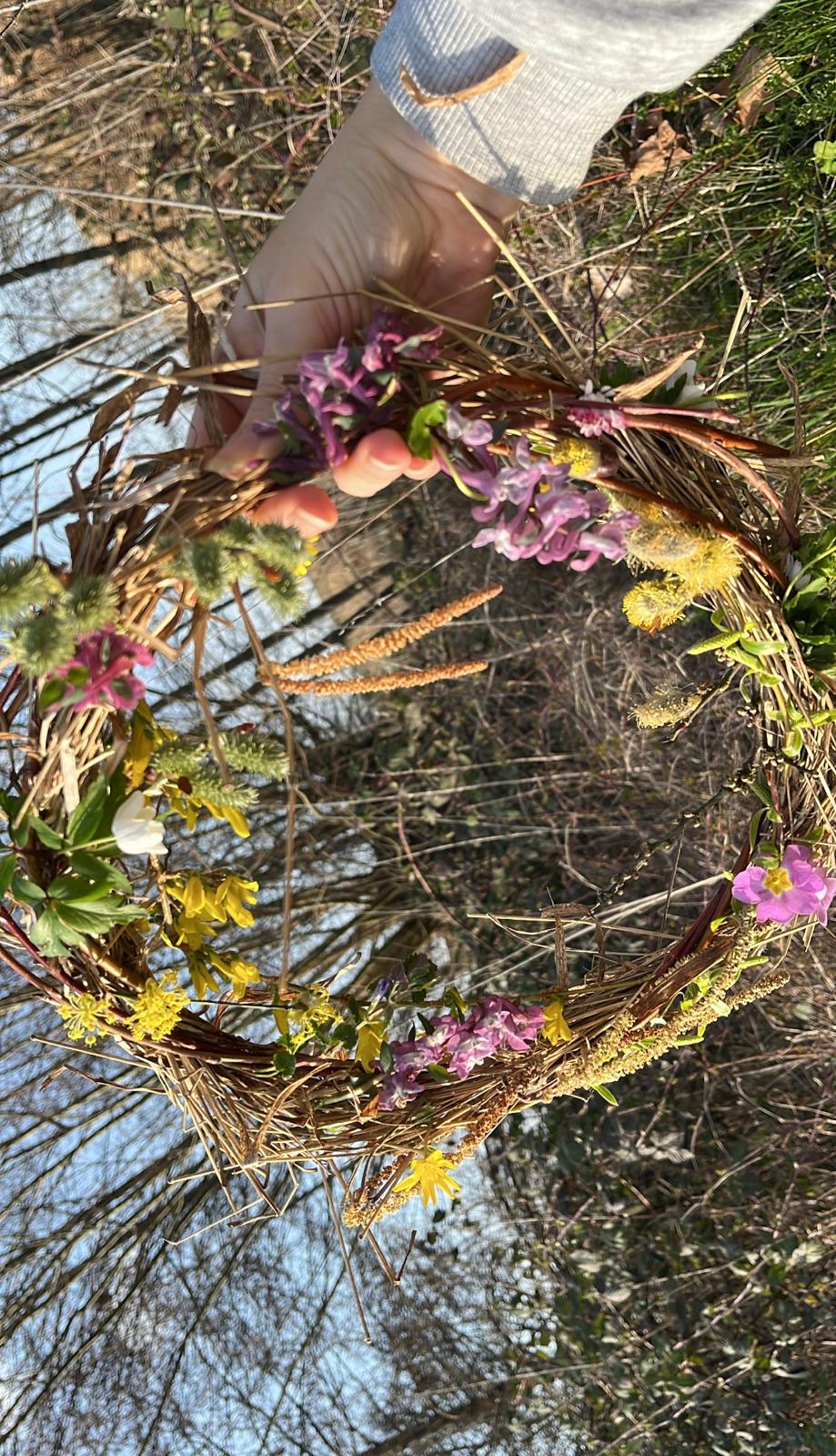 Handgefertigter Blumenkranz aus Naturmaterialien