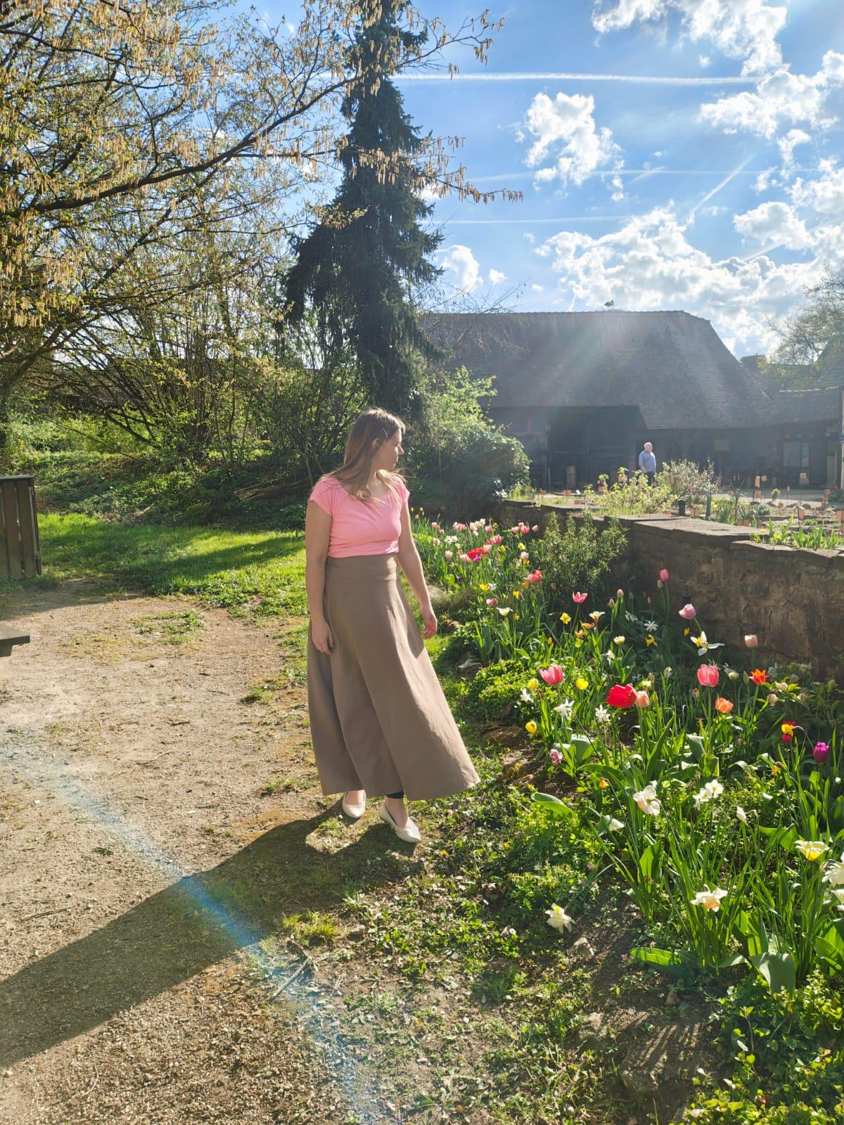 Prisca im Frühlingsgarten zwischen bunten Tulpen